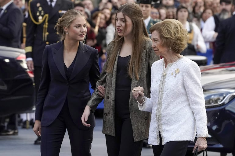 La princesa Leonor, la infanta Sofía y la reina Sofía a su llegada al Teatro Campoamor, en Oviedo. (EFE/Paco Paredes)
