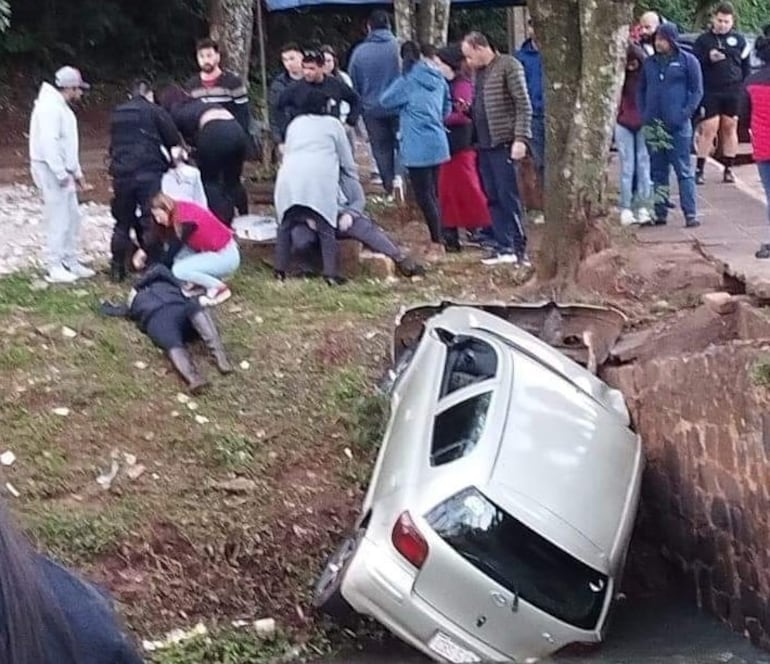 Tres ocupantes del automóvil sufrieron lesiones tras caer del puente Pesoa.