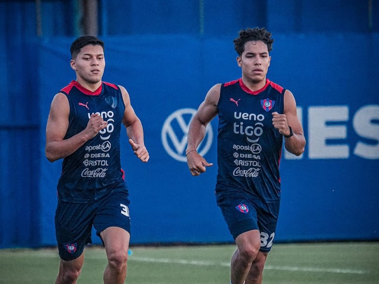 Alan Núñez (i) y Víctor Cabañas, jugadores de Cerro Porteño, en el primer día de entrenamientos del ciclo del técnico Diego Martínez en la Ollita, en Asunción, Paraguay.