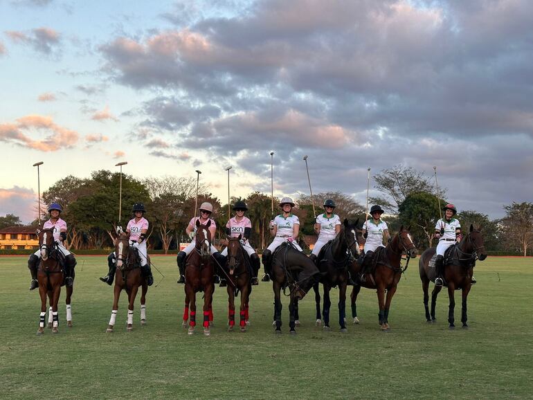 Giuliana Tewes junto a otras jugadoras en Los Reyes Polo Club de Costa Rica. (Gentileza)