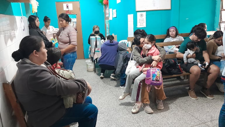 Pacientes del Centro de Salud denuncian largas esperas y maltratos de funcionarios.