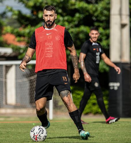 Lucas Pratto, jugador de Olimpia, durante un entrenamiento con el club.