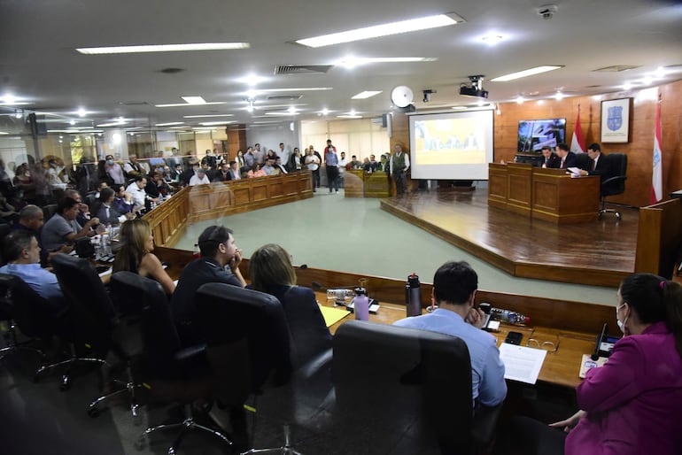 Concejales tuvieron una caldeada sesión ayer en Asunción. 