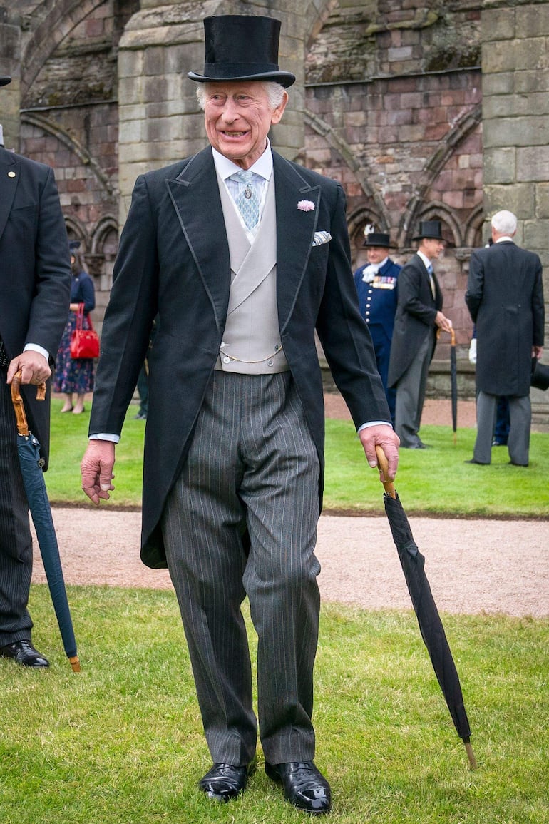  El rey Carlos III de Gran Bretaña en la fiesta en el jardín en el Palacio de Holyroodhouse en Edimburgo, ayer 2 de julio. El rey y la reina están en Escocia para la Semana Real, donde llevarán a cabo una serie de compromisos. (Jane Barlow / POOL / AFP)