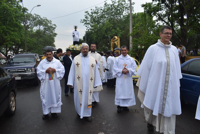 El obispo de la Diócesis de San Pedro Apostol, Pedro Jubinville y sacerdotes de la parroquia de Santaní acompañaron la procesión de la imagen