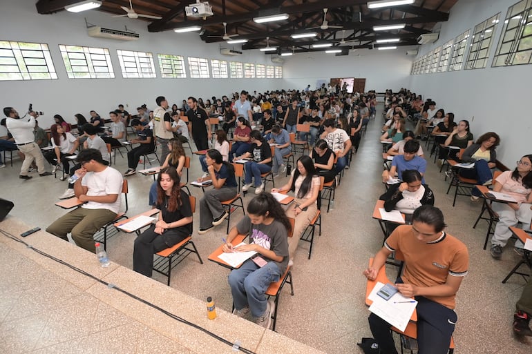 Examen de postulantes para acceder a las Becas del Gobierno, en la Facultad de Ingeniería de la UNA (FIUNA), una de las sedes donde se tomaron las pruebas.