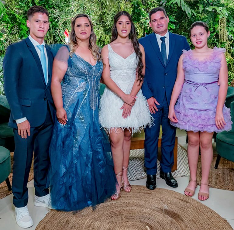 Ángeles con sus padres Diana Vera y Patricio Núñez, también la acompañan sus hermanos Nicolás y Kiara.