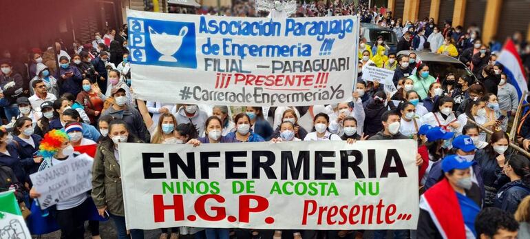 El gremio de enfermería había denunciado ninguneo en la ley que establece 12 horas de carga horaria para profesionales de la salud. 