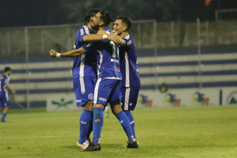 Festejo de los jugadores del 12 de Octubre SD Guillermo Beltrán y Epifanio García.