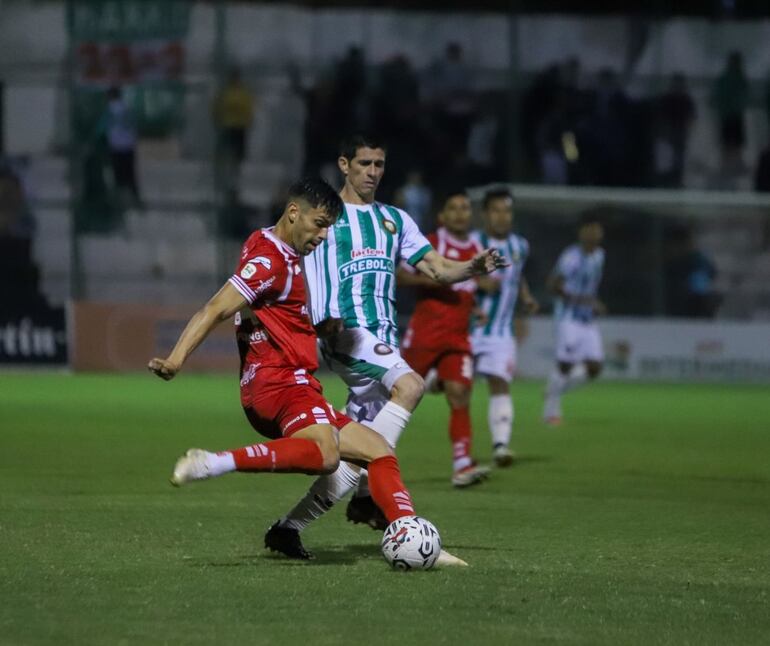 El zaguero Richard Monges intenta la salida ante la presencia del artillero albiverde, César Villagra. (Foto: APF)