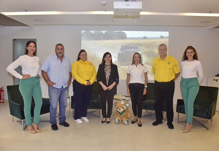 Autoridades de la ACDMT, TACPy y NEXTAR (Petrobras) posan luego de la presentación oficial de la temporada 2024 del RCC.