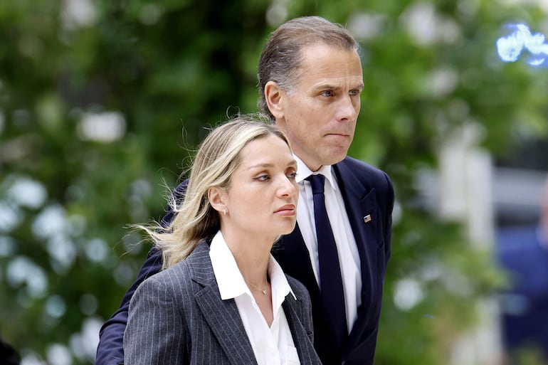 Hunter Biden, hijo del presidente estadounidense Joe Biden, acompañado por su esposa Melissa Cohen Biden, regresa a la corte en el edificio federal J. Caleb Boggs en Wilmington, Delaware.