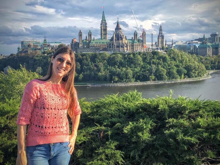 Su talento y estudio de la música han llevado a esta concertista a conocer 35 países, todos los continentes. Viajar para ella es aprender de la gente, de las tradiciones, de los bellísimos lugares. En la foto, con el fondo del Parlamento en Ottawa, Canadá.