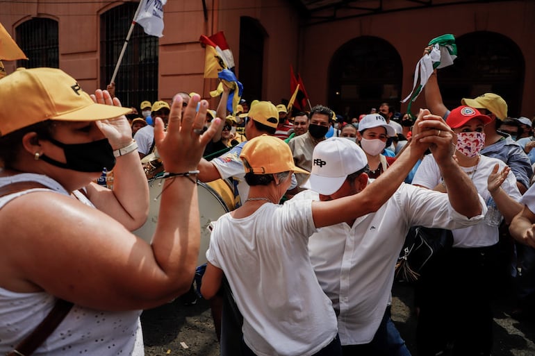 Docentes durante una movilización en el microcentro de Asunción. Imagen de referencia.