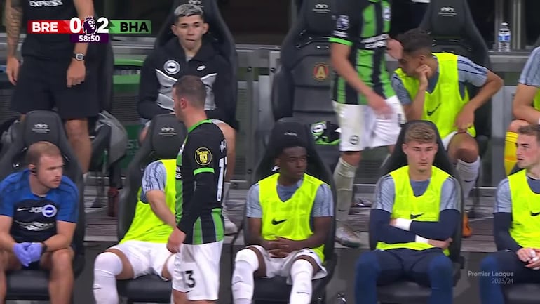 El paraguayo Julio Enciso (arriba a la izquierda), sentado en el banco de suplentes de Brighton después de salir por un golpe en el rostro durante el amistoso en Atlanta, Estados Unidos.