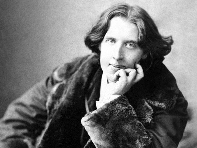 Oscar Wilde fue un escritor, poeta y dramaturgo británico, famoso por su habitual ingenio y sarcasmo social. Nació en el año 1854 en Dublín, en una familia aristócrata. Falleció en París en 1900.