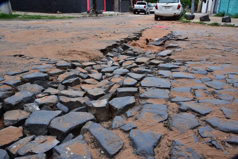 La calle Juan Díaz de Solís, en su intersección con Teniente Celestino Prieto, quedó en pésimo estado, tras el cambio de cañerías de la Essap.