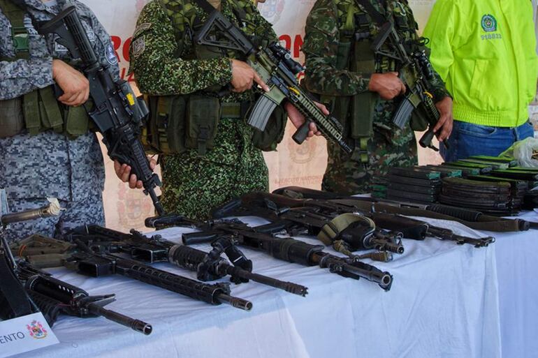 Fotografía cedida por el Ejército Nacional de Colombia que muestra a integrantes de las Fuerzas militares, custodiando armamento incautado durante un operativo contra guerrilleros de las disidencias de las FARC en zona rural del municipio de Timbiquí (Colombia).