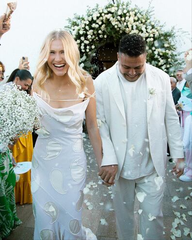 ¡Felices! Celina Locks y Ronaldo Nazario saliendo de la iglesia donde se juraron amor eterno.