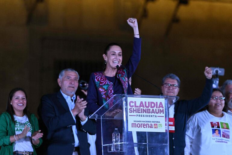 La candidata presidencial de México por el partido Morena, Claudia Sheinbaum, celebra tras los resultados de las elecciones generales en la Plaza del Zócalo de la Ciudad de México, el 3 de junio de 2024. 