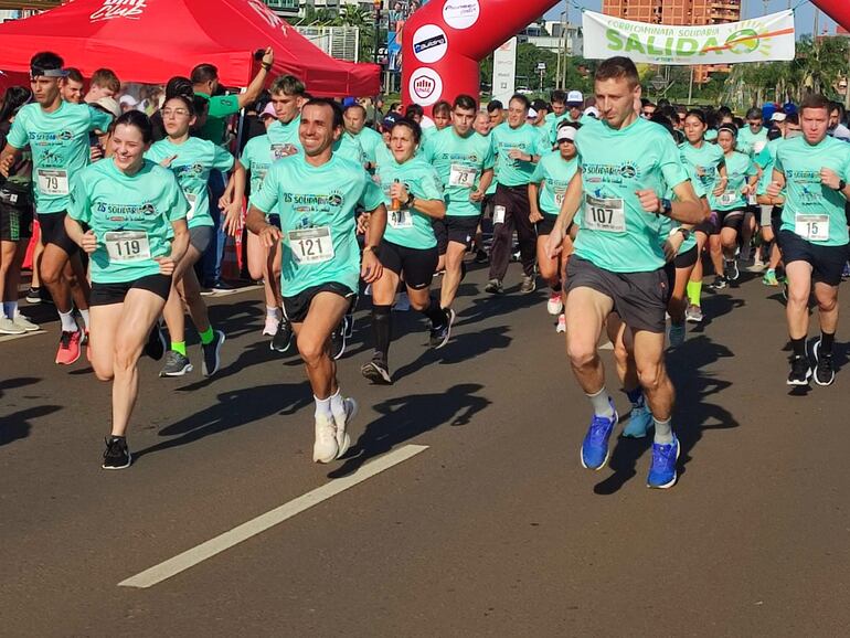 Largada de la competencia principal de la jornada, la carrera de cinco kilómetros, desarrollada sobre la avenida ribereña “República del Paraguay”, que bordea el majestuoso río Paraná.