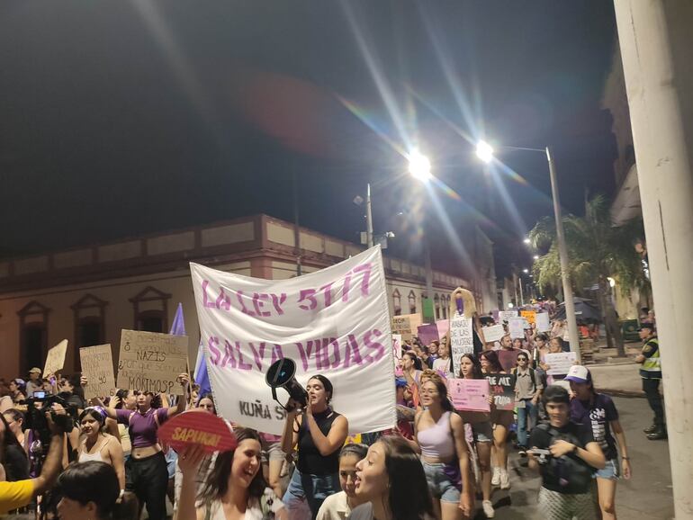 Cientos de mujeres marchan en defensa de sus derechos en Asunción, en la noche de este sábado.