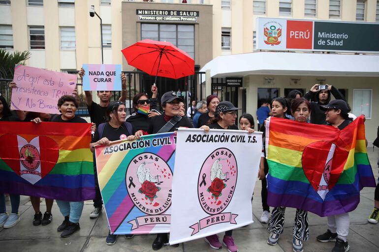 Un grupo de manifestantes se concentró este viernes en Lima para reclamar la derogación de un decreto del Ministerio de Salud de Perú, que incluye la transexualidad y el travestismo como una enfermedad mental.
