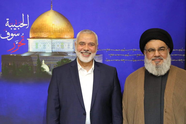 El líder Hezbolá, Hassan Nasrallah (d) junto al jefe máximo de Hamás, Ismail Haniyeh. Ambos murieron tras los bombardeos de Israel en su lucha contra los movimientos extremistas en Medio Oriente. 