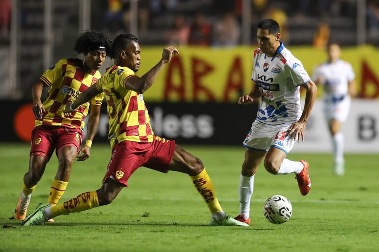 Gustavo Caballero (d), futbolista de Nacional, pelea por el balón en un partido frente al Aucas por la Fase 1 de la Copa Libertadores 2024 en el estadio Gonzalo Pozo Ripalda, en Quito. 