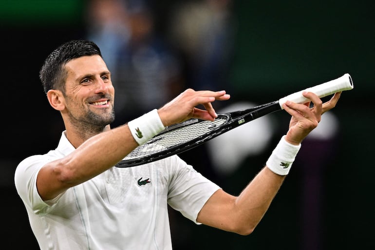 El tenista serbio Novak Djokovic celebra la victoria sobre el danés Holger Rune en los octavos de final de Wimbledon en el The All England Lawn Tennis and Croquet Club, en Wimbledon, Londres.