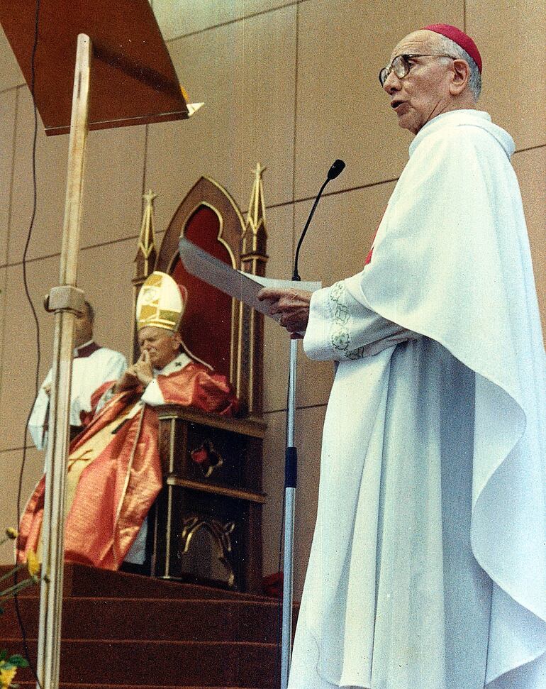 El recordado arzobispo Ismael Rolón, uno de los blancos de la dictadura, da la bienvenida al Pontífice antes de la misa en Ñu Guasu.