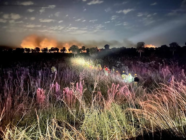 Bomberos trabajan en gran incendio en Luque - SanBer