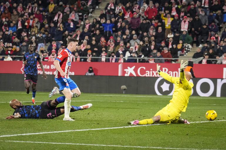 GIRONA, 21/01/2024.-El delantero ucraniano del Girona Gazzaniga marca su gol ante el Sevilla, cuarto del equipo, durante el partido correspondiente a la jornada 21 de LaLiga que enfrenta este domingo al Girona y al Sevilla en el estadio de Montilivi.EFE/ David Borrat.
