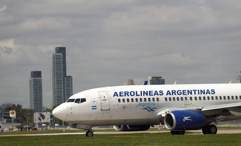 Fotografía de archivo que muestra un avión de Aerolíneas Argentinas antes de decolar  en el Aeroparque en Buenos Aires (Argentina).  