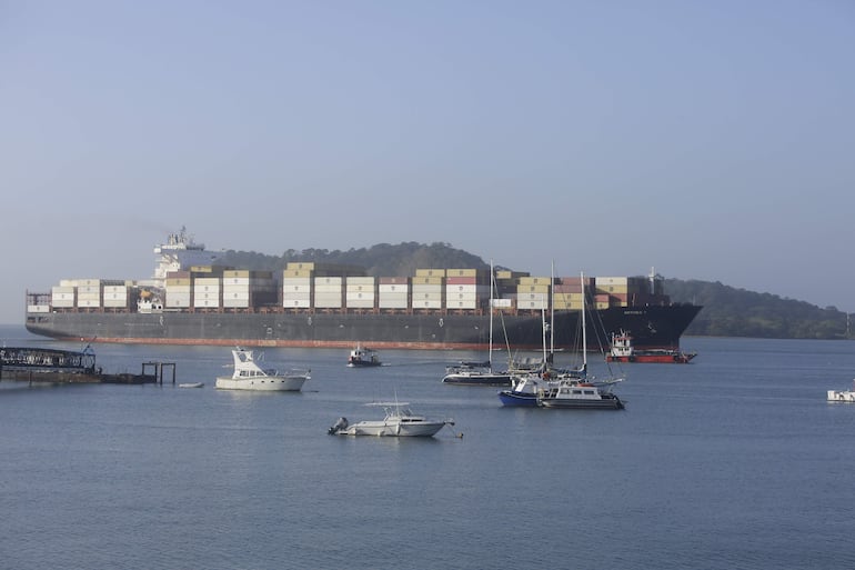 Un buque transita por el Canal de Panamá este miércoles, en Ciudad de Panamá (Panamá).
