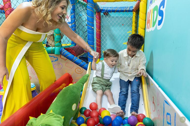 ¡Mamá feliz! Denise Hutter y sus hijos Gastón (1) e Ignacio (6).