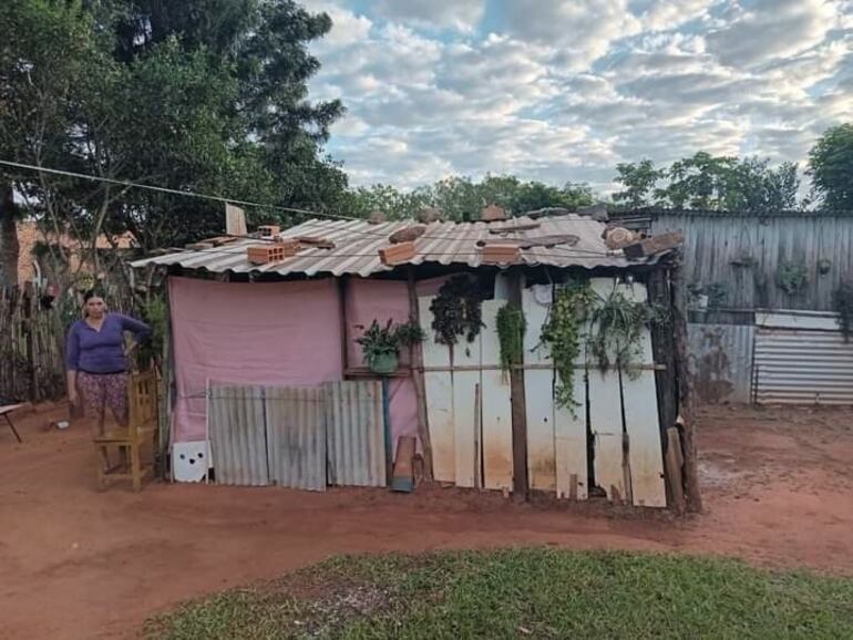 Delia Fleitas, es una madre quien está esperanzada en la construcción de una vivienda digna.