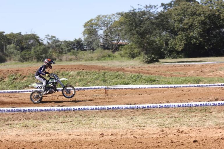 Así pasaba uno de los competidores en la carrera de Villeta.