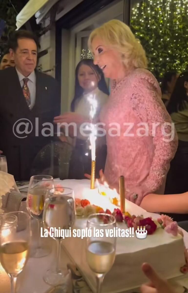 La Chiqui a punto de apagar las velitas de su torta de cumple. (Captura de la historia de Instagram de La Mesaza)