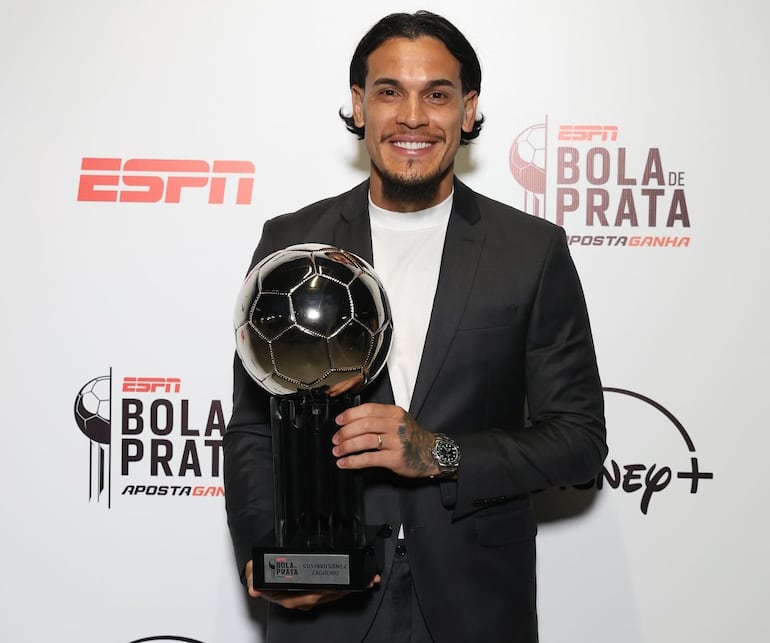 Gustavo Gómez posa sonriente con la Bola de Prata, trofeo que lo acredita como el mejor zaguero del Campeonato Brasileño 2024.