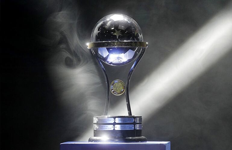 El trofeo de la Copa Sudamericana.