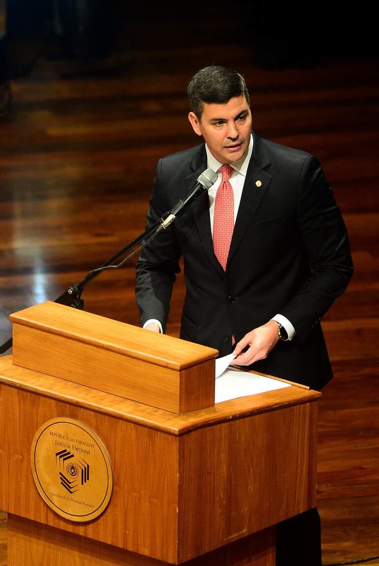 Santiago Peña habla durante el acto de proclamación oficial como presidente electo de Paraguay.