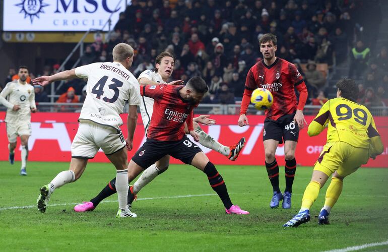 Olivier Giroud (c) anota el segundo gol para el AC Milan, en la victoria de 3-1 sobre Roma.