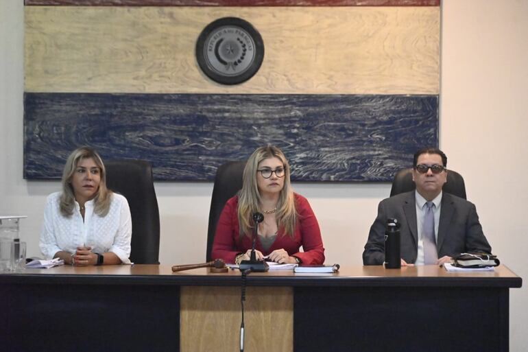 El Tribunal de Sentencia, presidido por la jueza Dina Marchuk (medio) e integrado por Gloria Hermosa (izquierda) y Víctor Alfieri (derecha).