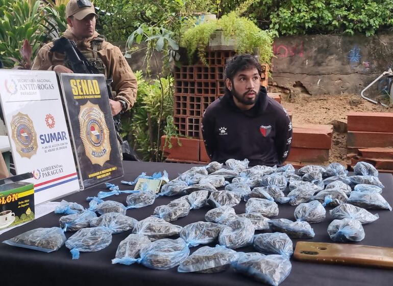 Dentro de la propiedad fueron localizados 52 "tocos" de marihuana (589 Gramos) y 10 porciones de cocaína (10 Gramos) dispuestos para la venta.