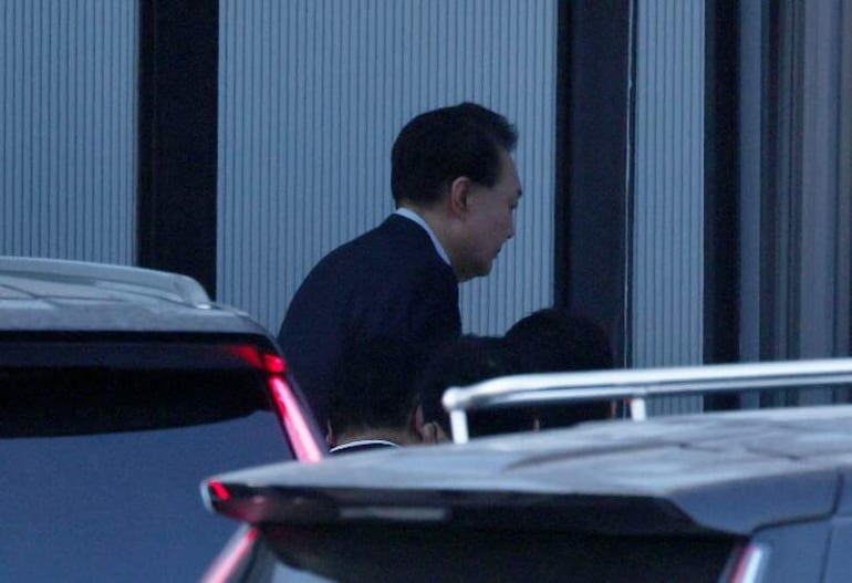  El presidente de Corea del Sur, Yoon Suk Yeol, llega para ser interrogado tras su arresto en el edificio de la Oficina de Investigación de la Corrupción para Funcionarios de Alto Rango y funcionarios de la policía en la ciudad de Gwacheon, Gyeonggi-do, Corea del Sur.