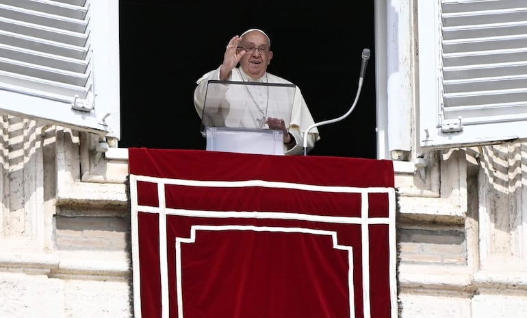 El Papa Francisco dirige el rezo del Ángelus, tradicional oración del domingo, desde la ventana de su despacho con vistas a la Plaza de San Pedro, Ciudad del Vaticano.