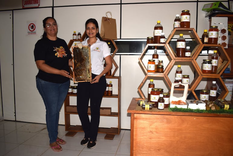 Cristina Benítez y Nicol Benítez, se preparan con la miel de abeja y los subproductos para ofertar en la Expo Frutas.