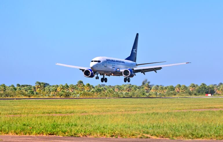 Un vuelo de Aerolíneas Argentinas a punto de posarse en la pista de aterrizaje de el aeropuerto El pucú, en Formosa, Argentina.