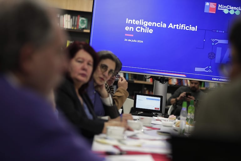 Periodistas participan de una rueda de prensa sobre los proyectos que han llevado a Chile a ser líder en materia de Inteligencia Artificial (IA) en Santiago (Chile). La ministra chilena de Ciencia, Tecnología, Conocimiento e Innovación, Aysén Etcheverry, subrayó la posición del país como "referente regional" en materia digital y de avances respecto a la Inteligencia Artificial (IA) y sus diversos usos, área en la que que ocupa el primer lugar a nivel latinoamericano según un índice de Centro Nacional De Inteligencia Artificial elaborado en 2023.